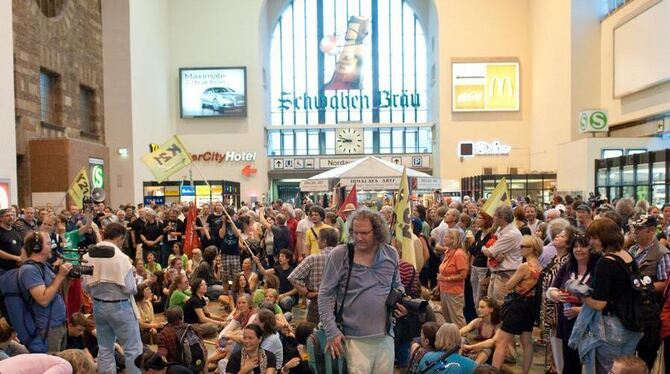 Proteste gegen Stuttgart 21 im Hauptbahnhof.