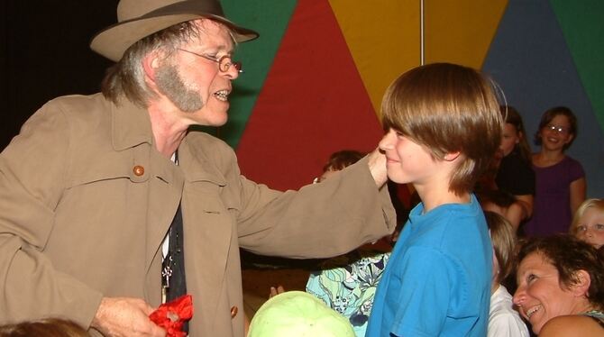 Gerald Ettwein zeigt den Kindern, was ein guter Detektiv ist.  FOTO: KAB