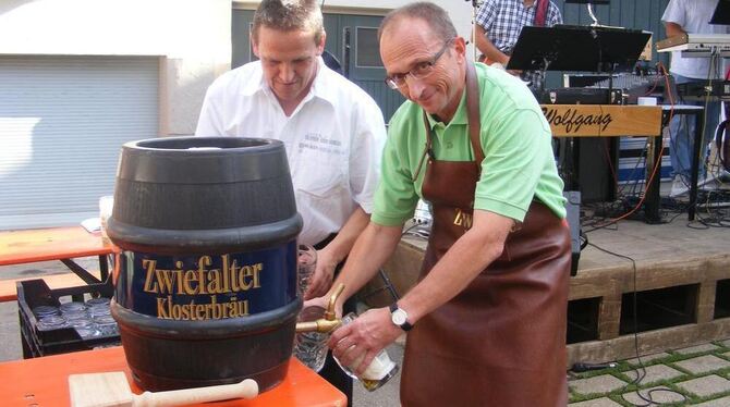 O' zapft is' mit sicherer Hand: Ortsvorsteher Andreas Seitz (links) und Metzingens Erster Bürgermeister Dietmar Bez eröffnen das