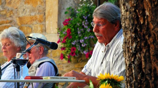 Karldieter Hartenburg las unterm Walnussbaum. Seine Rotweinflasche kühlte ein hohles Aststück des arg verstümmelten Nussbaums. F