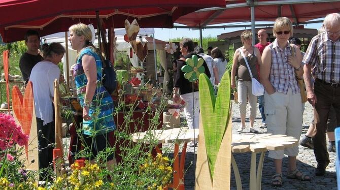 Bummeln zwischen schönen Sachen beim Sommermarkt.  GEA-FOTO: JSG