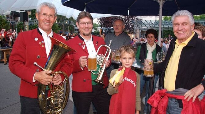 Gute Stimmung in jedem Alter: mit Bratwurst für die Jugend, frisch Gezapftem für die Älteren und flotter Blasmusik für alle.FOTO