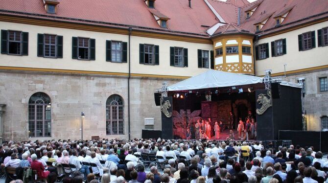 Belcanto-Schmelz vor opulenter Kulisse: Verdis Erfolgsoper »Nabucco« lockte 1 600 Besucher in den Schlosshof. FOTO: STRÖHLE