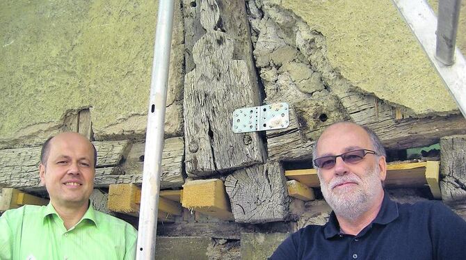 Projektmanager Justus Bronner und Architekt Gerhard Keppler (rechts) vor Zierfachwerk.