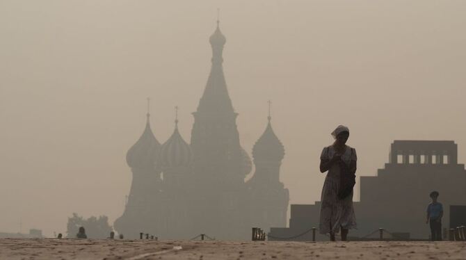 Rauch nimmt den Menschen die Sicht auf dem Roten Platz in Moskau.