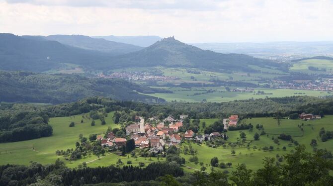 Mehr Aussicht geht kaum: der Blick vom Dreifürstenstein über Beuren in Richtung Hohenzollern. GEA-FOTO: MERKLE