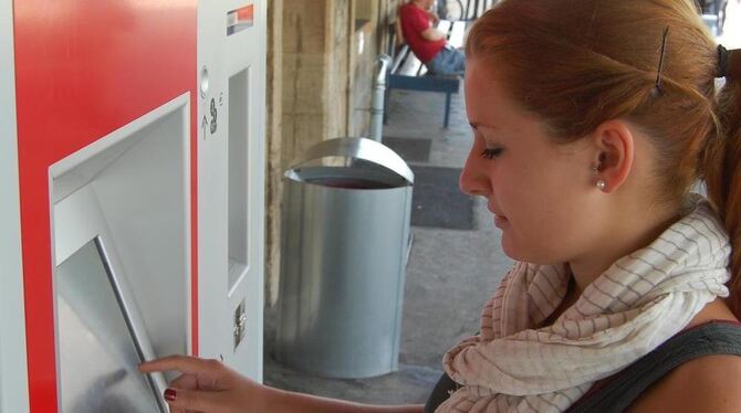 Routiniert: GEA-Praktikantin Jana Länge an einem Fahrkartenautomat am Metzinger Bahnhof. Hinter dem Mülleimer stand bis vor Kurz