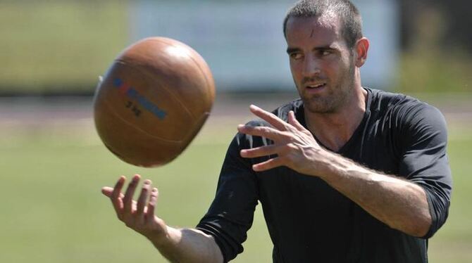 Christoph Metzelder quält sich im Schalke-Training mit einem Medizinball.