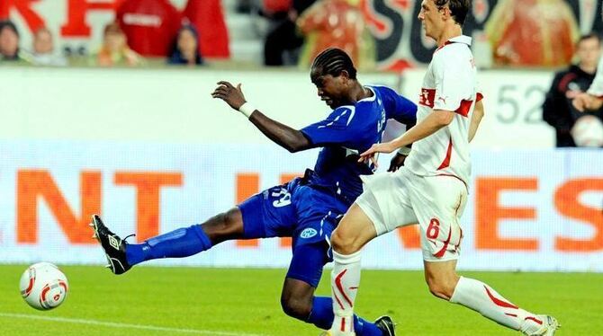 Baye Djiby Fall (l) von Molde FK kommt vor VfB-Spieler Georg Niedermeier zum Schuss.