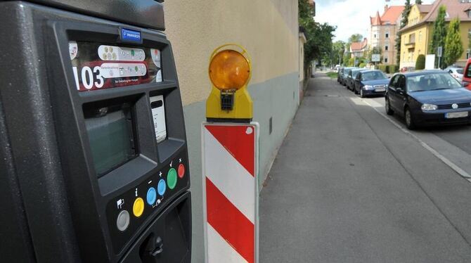 Schon auf-, aber noch nicht scharf gestellt: 50 Parkuhren in der Oststadt warten auf ihren Dienstbeginn.  FOTO: NIETHAMMER