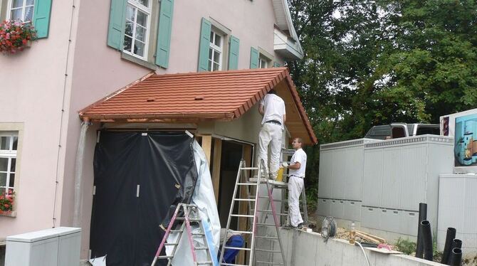 Noch sind die Bauarbeiter zu Gange. Doch Ende August wird der neue Rathauszugang fertig sein. FOTO: PR