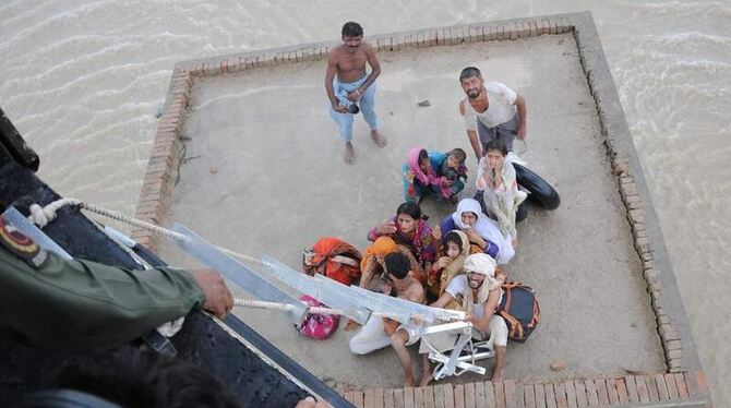 Menschen aus dem Hochwasser-Gebiet in Pakistan werden per Hubschrauber gerettet.