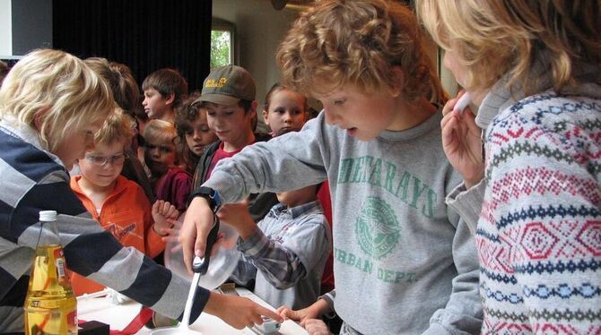 Kinder-Uni in der Zehntscheuer: Mit der Kelle löffelten die Kinder flüssigen Stickstoff auf das Supraleiter-Schiffchen, das unab