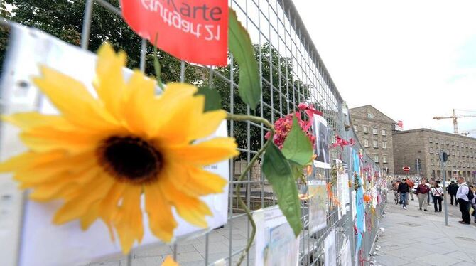 Bunter Protest gegen Stuttgart 21 am Bauzaun vor dem Nordflügel des Stuttgarter Hauptbahnhofs.