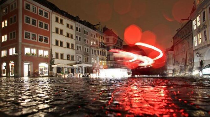 Ein Auto fährt im strömenden Regen durch Görlitz: Nach starken Regenfällen hat sich die Hochwassersituation an der Grenze zu