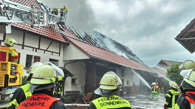 Meterhohe Flammen nach Blitzeinschlag