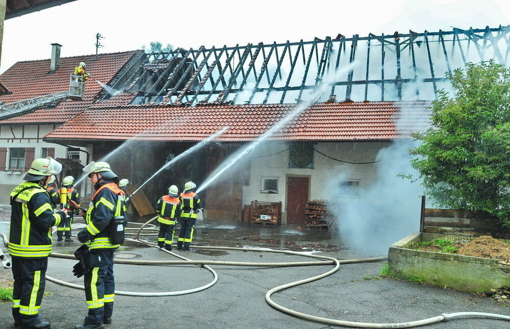 Meterhohe Flammen nach Blitzeinschlag