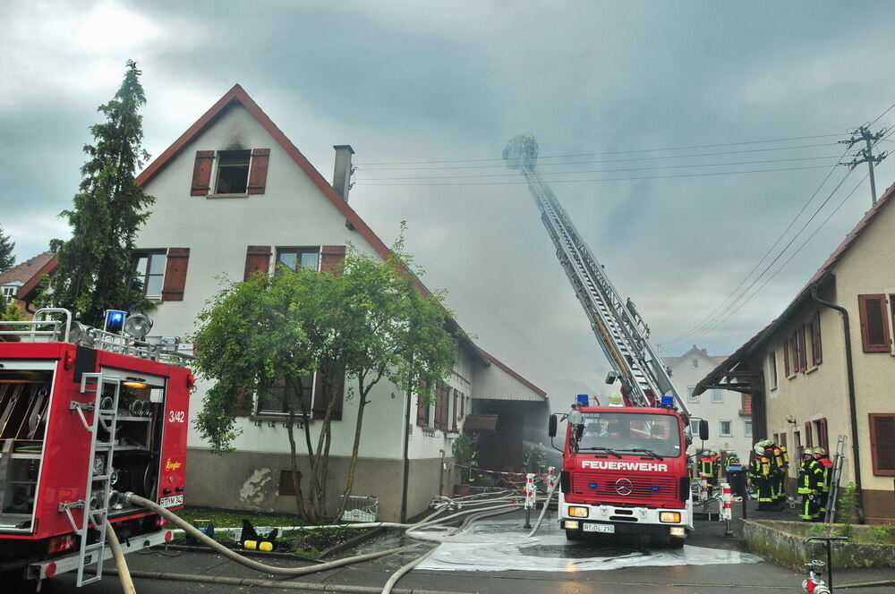 Meterhohe Flammen nach Blitzeinschlag