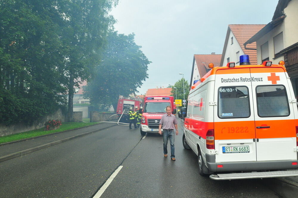 Meterhohe Flammen nach Blitzeinschlag