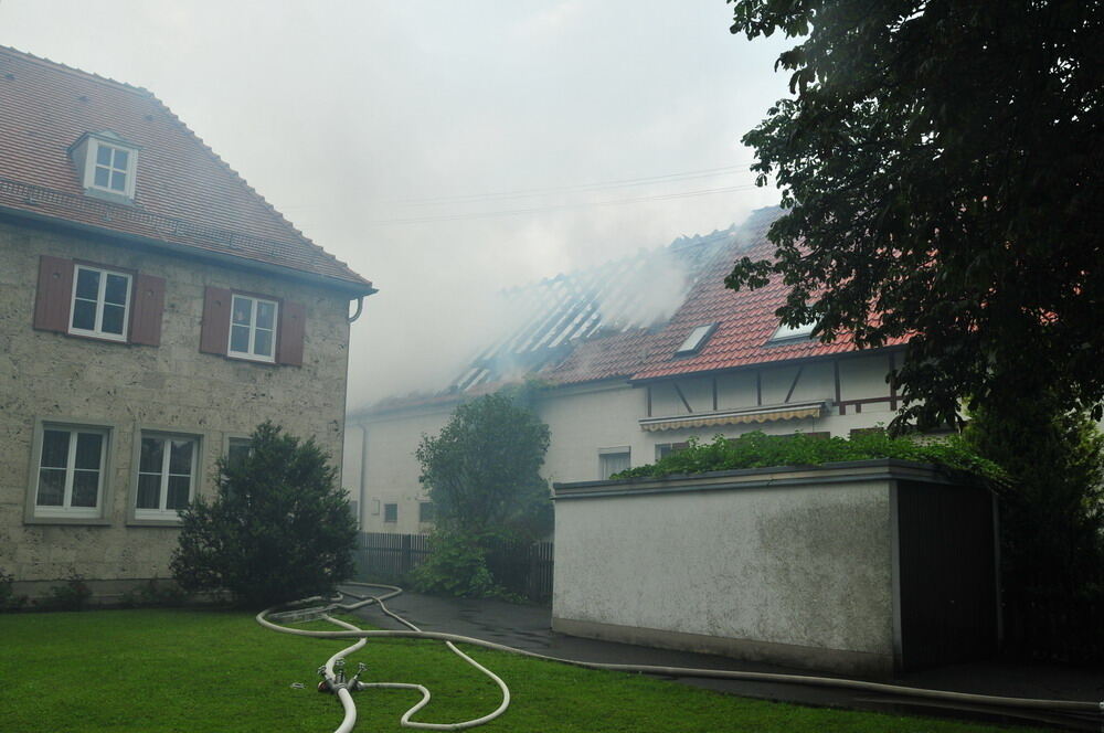 Meterhohe Flammen nach Blitzeinschlag