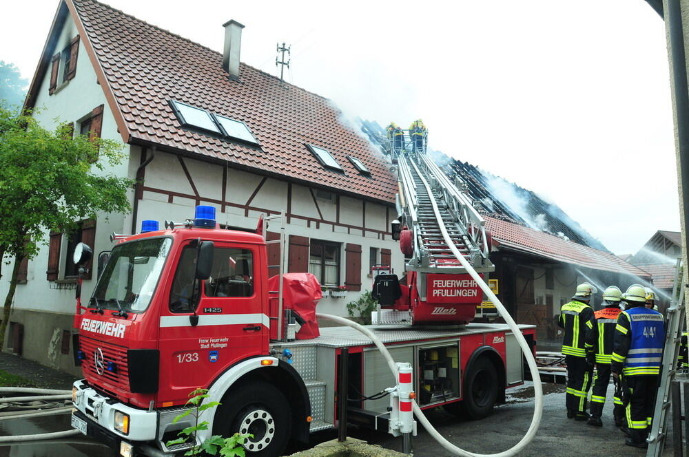 Meterhohe Flammen nach Blitzeinschlag