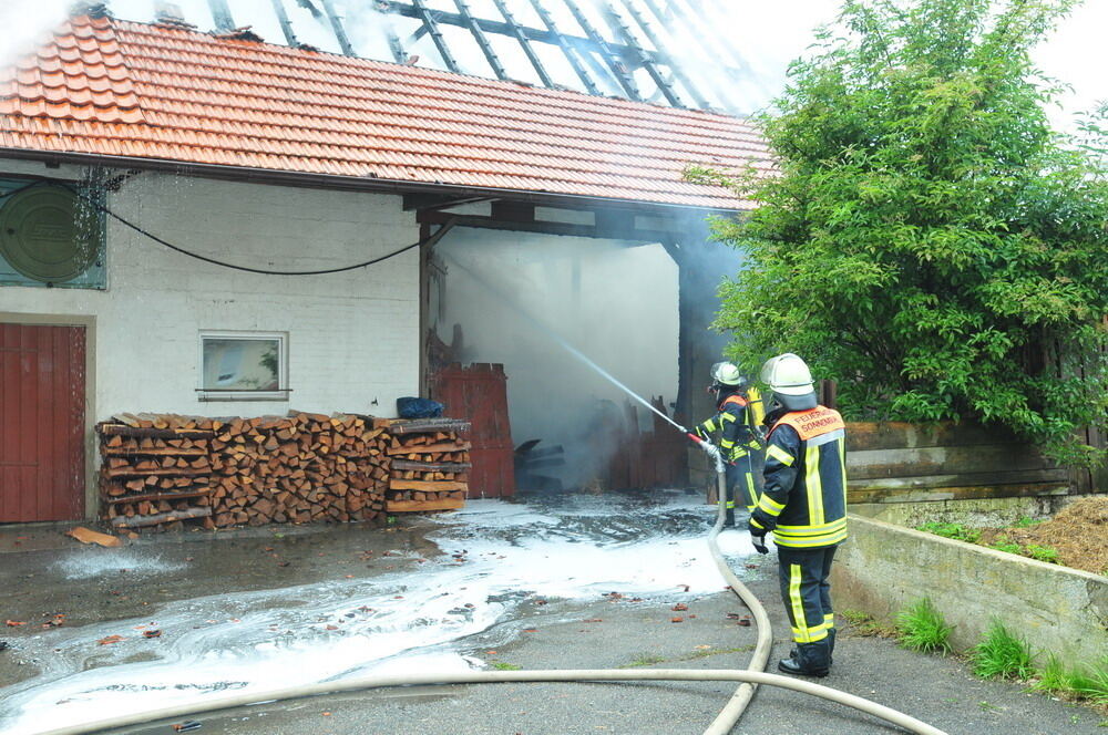 Meterhohe Flammen nach Blitzeinschlag