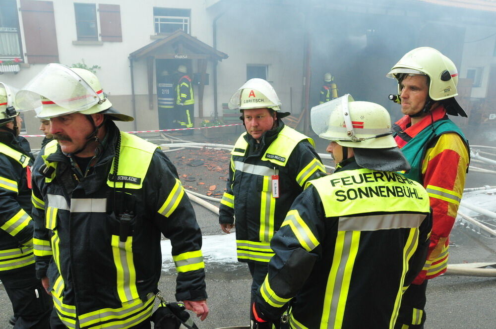 Meterhohe Flammen nach Blitzeinschlag