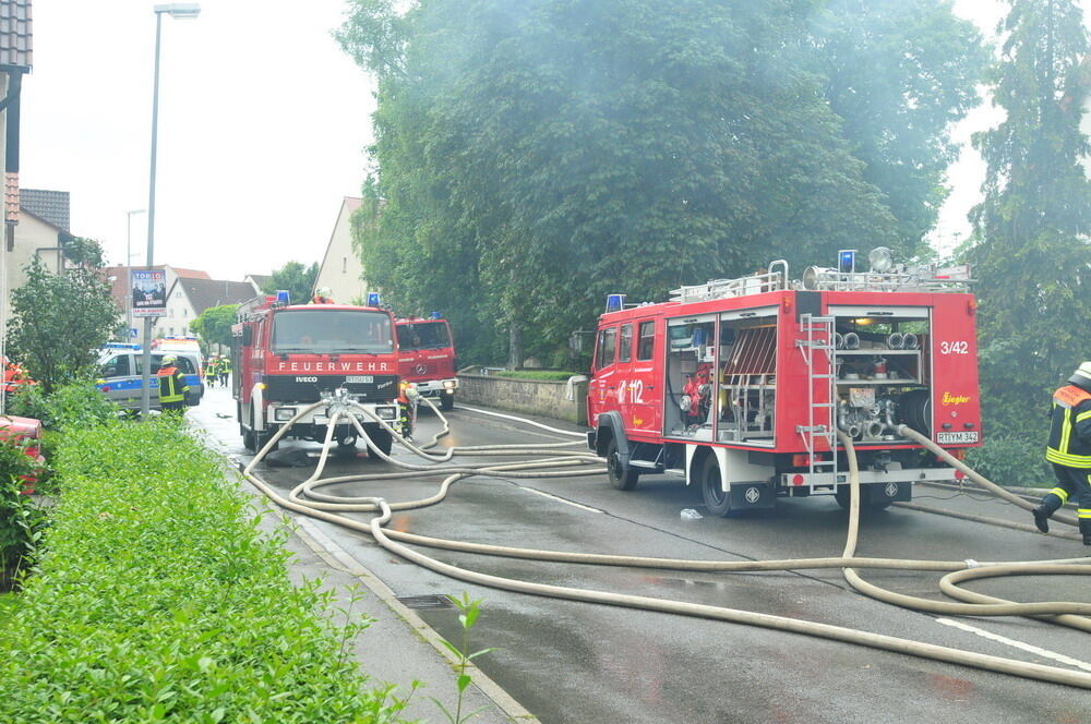 Meterhohe Flammen nach Blitzeinschlag