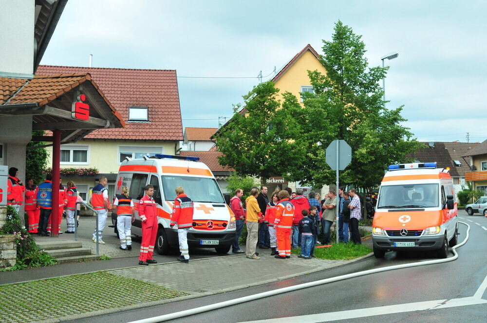 Meterhohe Flammen nach Blitzeinschlag