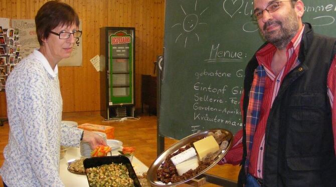 Hilde Schwaiger und Pastor Ulrich Ziegler mit dem Sellerie-Fenchel-Auflauf und der Nachspeise.  FOTO: BÖRNER