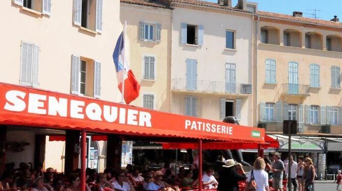 Das Cafe Senequier am Jachthafen in Saint-Tropez an der Cote d'Azur.