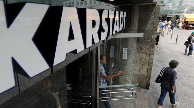 Menschen betreten und verlassen ein Karstadt Warenhaus in Dortmund. Im Verhandlungspoker um die Warenhauskette Karstadt ist k