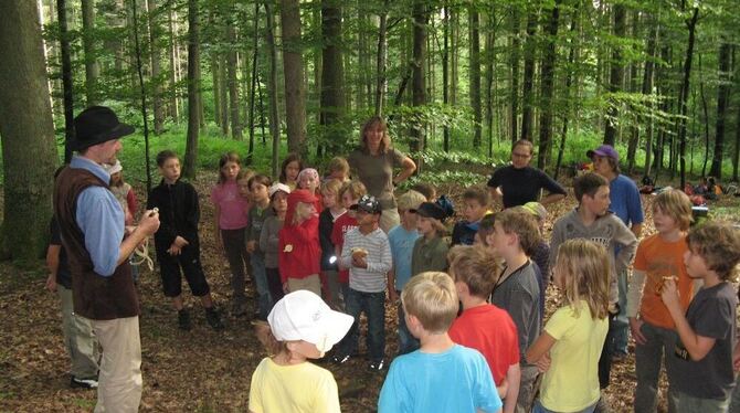 Zusammen mit Waldpädagogen gab es für Jungen und Mädchen aus Wannweil und Kirchentellinsfurt auch dieses Jahr bei einer Waldwoch