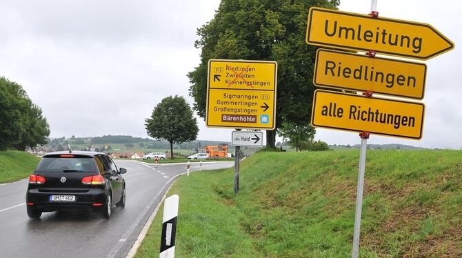 Richtung Zwiefalten gesperrt: Wegen der Bauarbeiten auf der B 312 werden Autofahrer schon vor Kleinengstingen auf die B 313 und weiter großräumig umgeleitet. Foto: Uschi Pacher