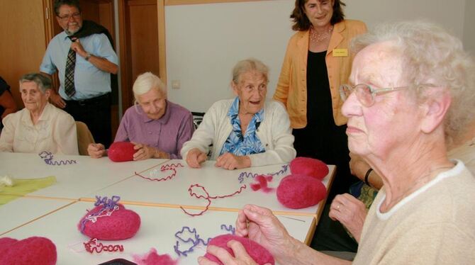 Basteln und dabei ein Schwätzchen halten: Seniorinnen aus St. Johann und Sirchingen genießen die Freizeit im Würtinger Kommohaus