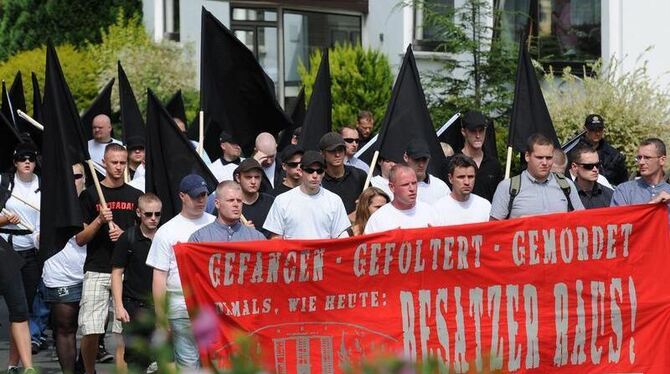 Rechtsextremisten in Bad Nenndorf (Archivbild). Das Verwaltungsgericht Hannover hat den erneuten Aufmarsch erlaubt, eine Gege