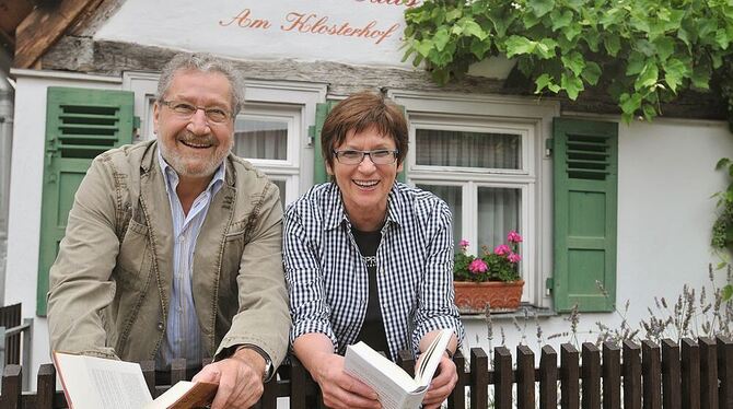 Ein Buch haben sie immer zur Hand: Melitta und Günter Hoch sind seit 25 Jahren Teil des kulturellen Lebens in Metzingen.  FOTO: