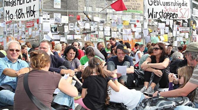 Mit einer Probe-Sitzblockade protestieren Menschen gegen Stuttgart 21.