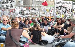 Mit einer Probe-Sitzblockade protestieren Menschen gegen Stuttgart 21.