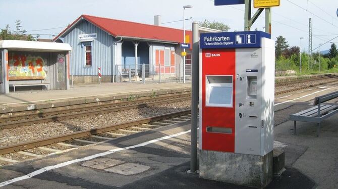 Der neue Fahrkartenautomat auf Gleis zwei. Wer in Wannweil von Gleis eins in Richtung Tübingen abfahren möchte, der muss weite W