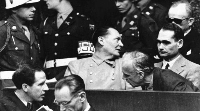 Hitlers Außenminister Joachim von Ribbentrop vor dem Nürnberger Kriegsverbrecher-Tribunal zwischen Herman Göring und Rudolf Hess