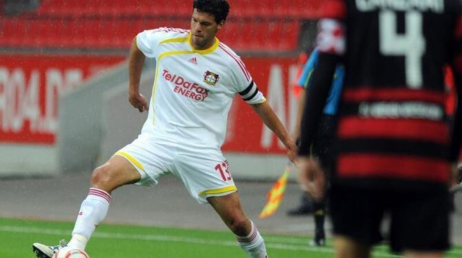 Der Leverkusener Michael Ballack im Test gegen den SV Wehen Wiesbaden.