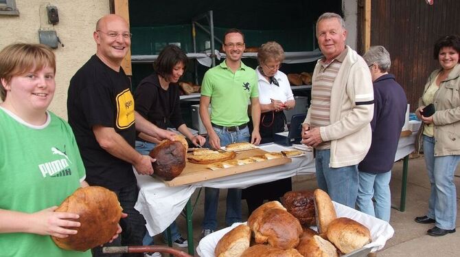 Von weit her kommen Menschen, um Hengener Backhausbrot zu kaufen.  FOTO: SANDER