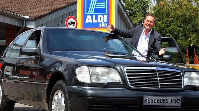 Michael Fröhlich, Autohändler in Düsseldorf, mit dem Dienstwagen des verstorbenen Aldi- Gründers Theo Albrecht.