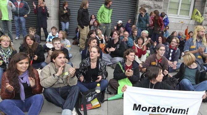 Tausende protestieren gegen Stuttgart 21.