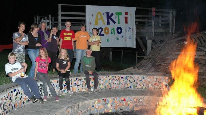 Platzübernachtungen auf dem Aktivitätsspielplatz am Dietweg sind ohne Lagerfeuer undenkbar. FOTO: THOMYS