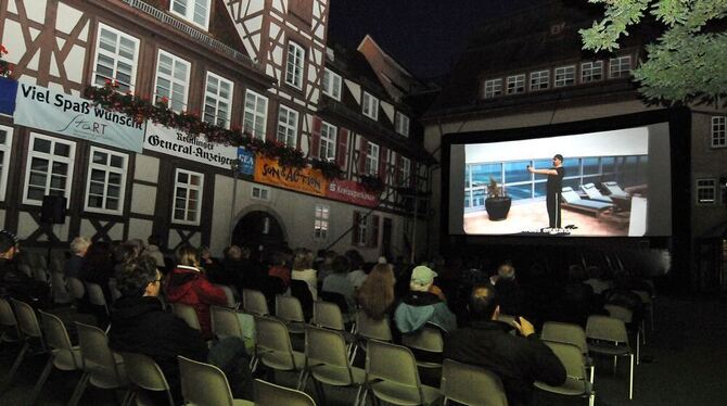 Auch wenn noch viele Plätze frei blieben: Rund 80 Cineasten ließen sich den Auftakt des Reutlinger Open-Air-Kinos 2010 gestern A