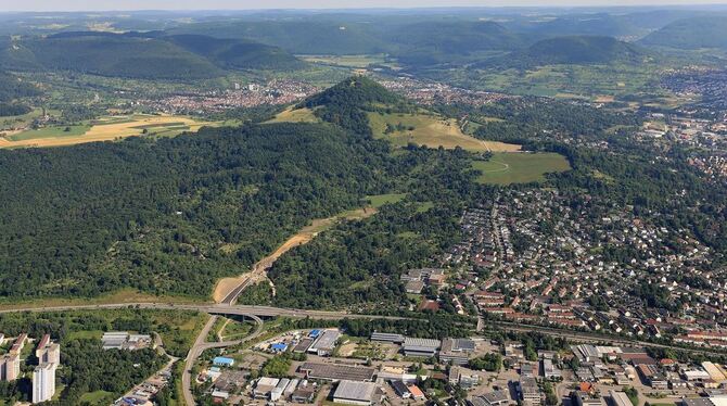 Der Knoten Sondelfingen mit dem derzeitigen Zustand der Nordzufahrt zum künftigen Achalm-/Scheibengipfeltunnel aus der Vogelpers