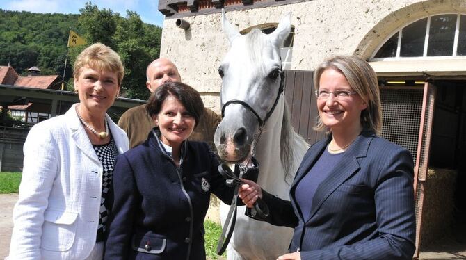 Den Araberhengst Said umgeben (von links) Friedlinde Gurr-Hirsch, Marion Schick und Astrid von Velsen-Zerweck. GEA-FOTO: PACHER