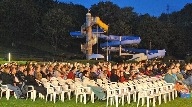 Gut eingepackt ließen sich die Mössinger beim Auftakt des Open-Air-Kinos im Freibad nicht allein von der Filmhandlung erwärmen.